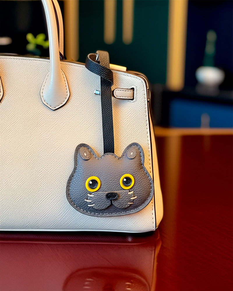Bag Charm Gato Persa cinza preso a bolsa em close - Charmme Brasil