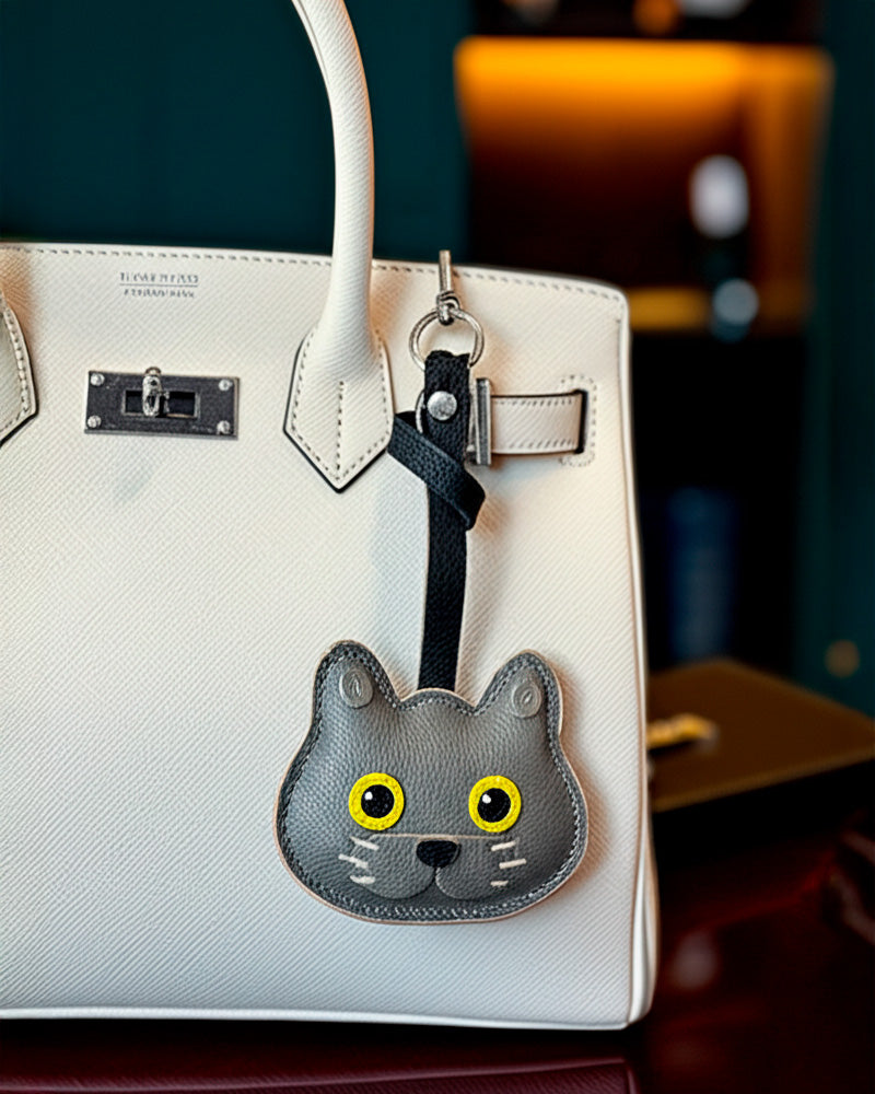Bag Charm Gato Persa cinza preso a bolsa em close - Charmme Brasil