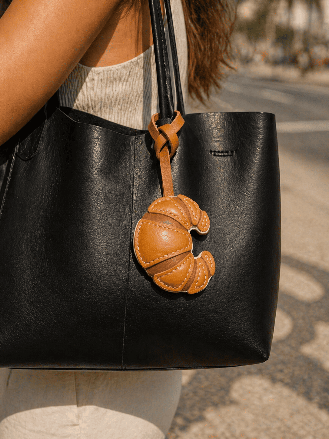Bag Charm Croissant preso a bolsa em close - Charmme Brasil
