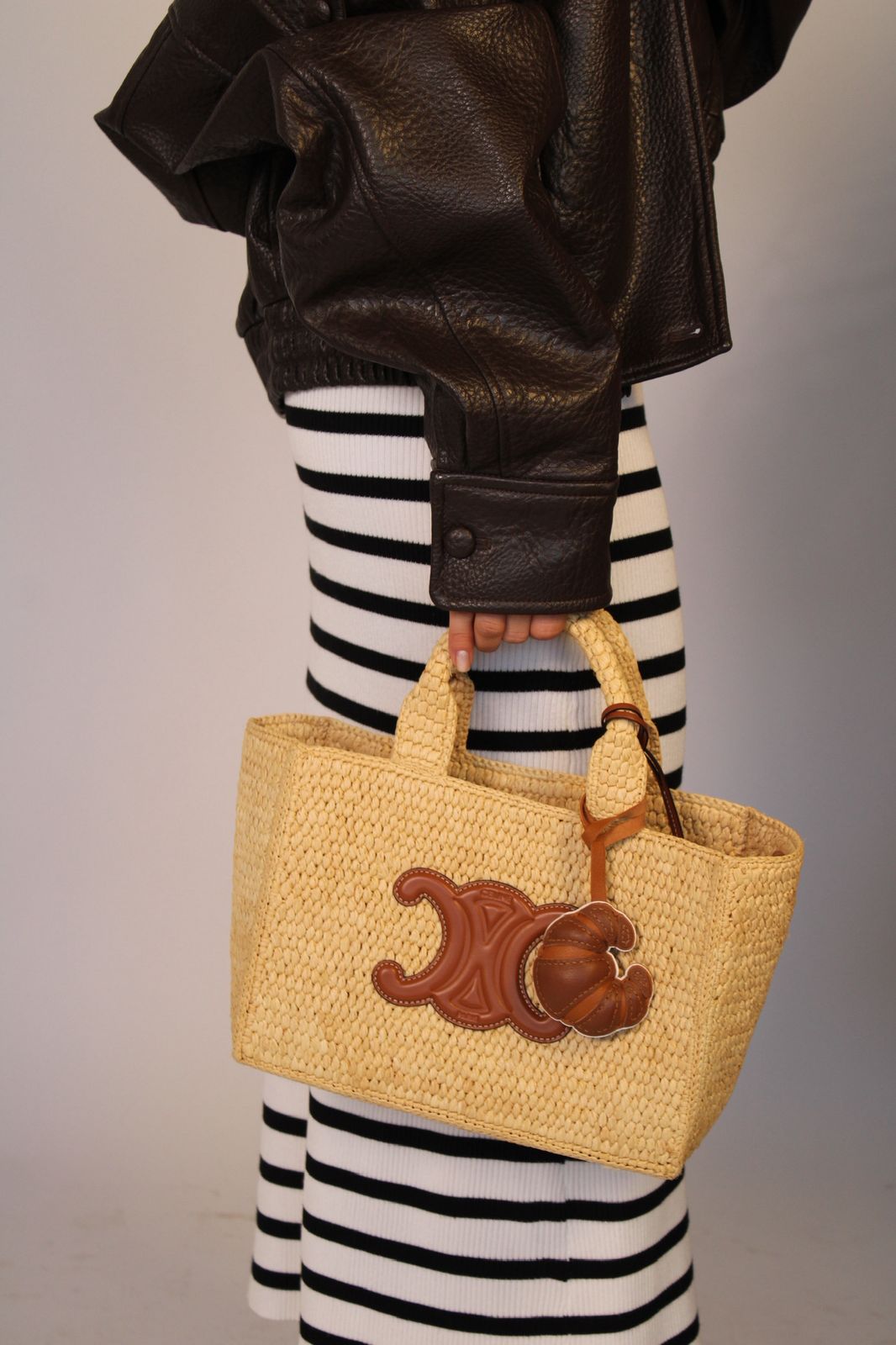 Chaveiro para bolsa em formato de Croissant, feito de couro.