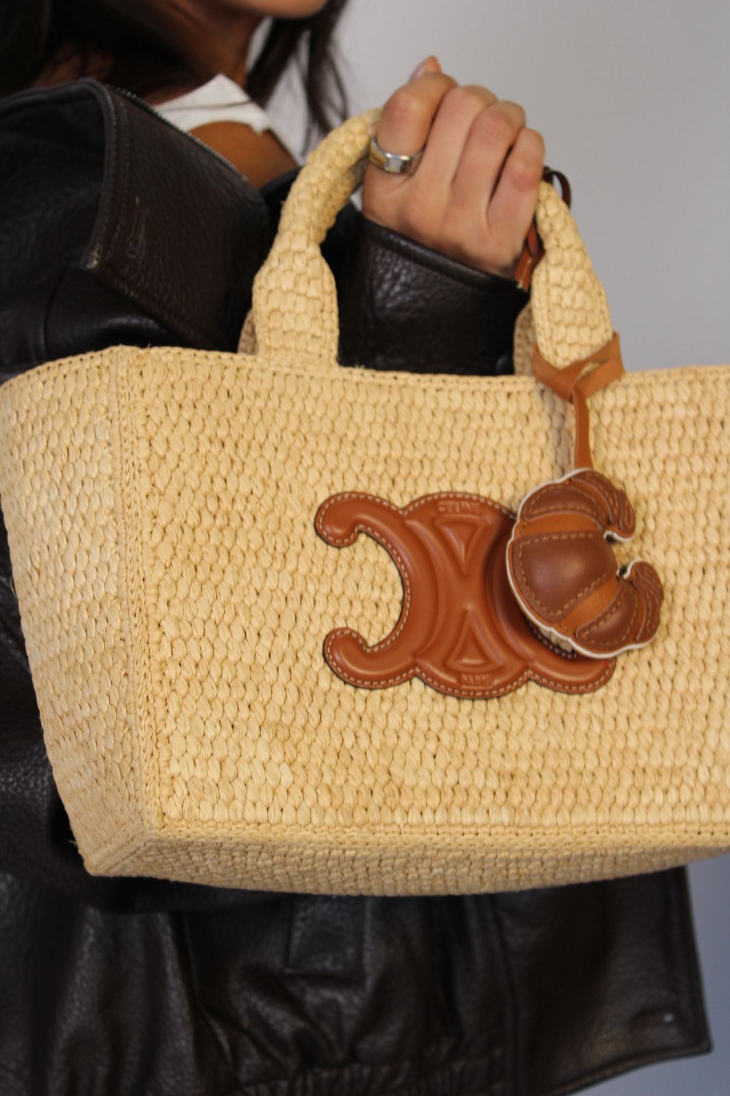 Chaveiro feito de couro para bolsa em formato de croissant