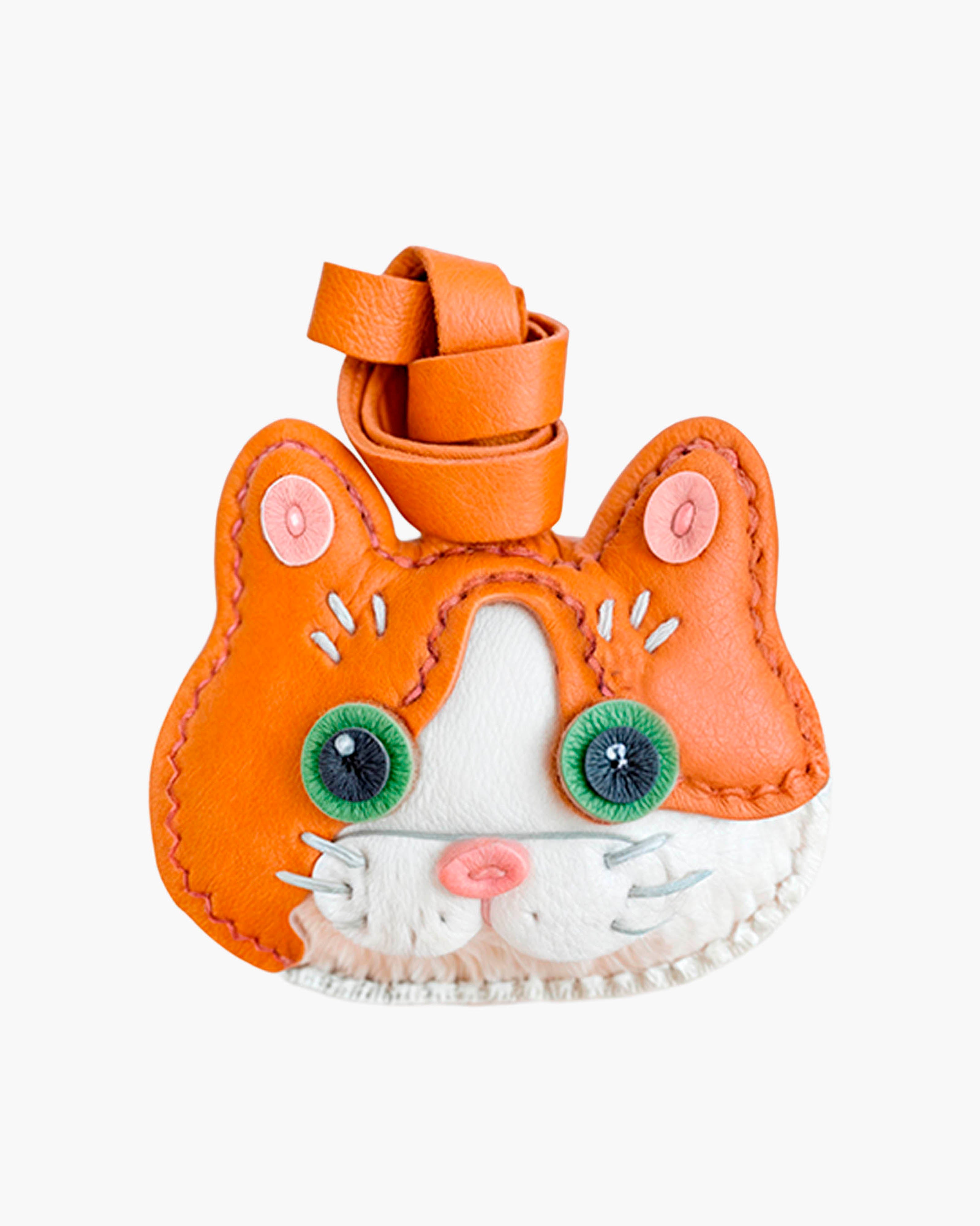 Bag Charm Gato Tuxedo laranja em foto de produto - Charmme Brasil