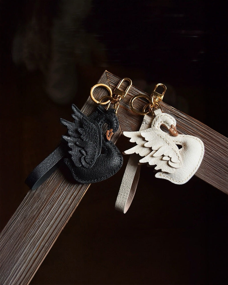Bag Charm Cisne em detalhe para bolsa - Charmme Brasil