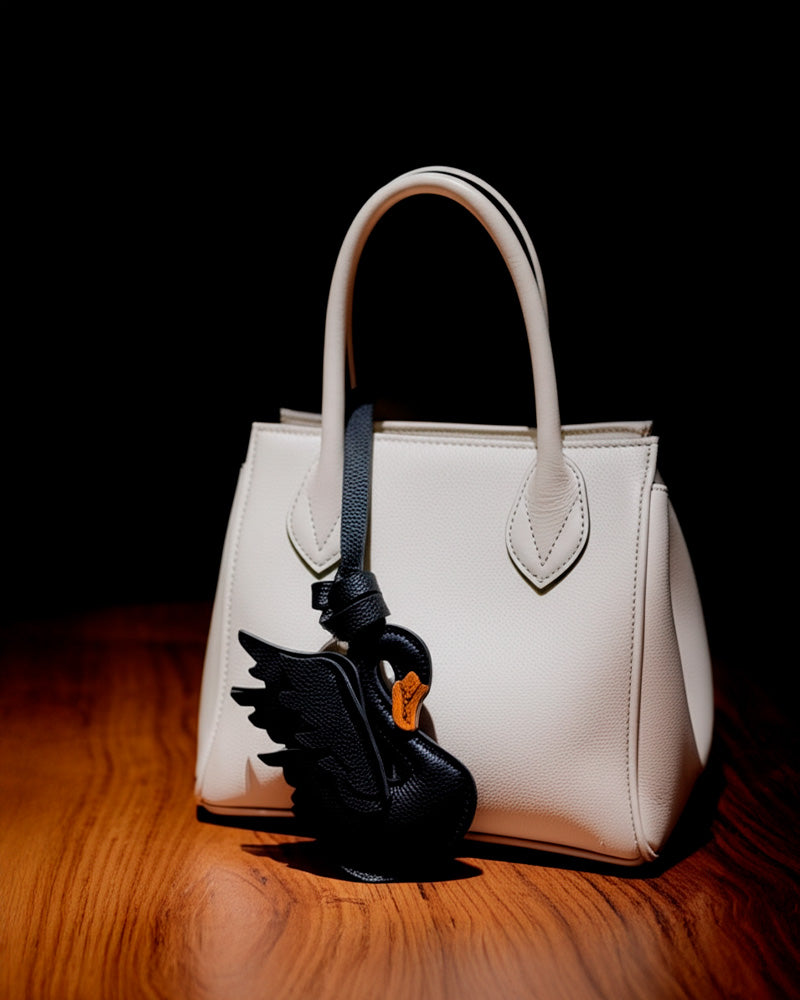 Bag Charm Cisne em detalhe para bolsa - Charmme Brasil