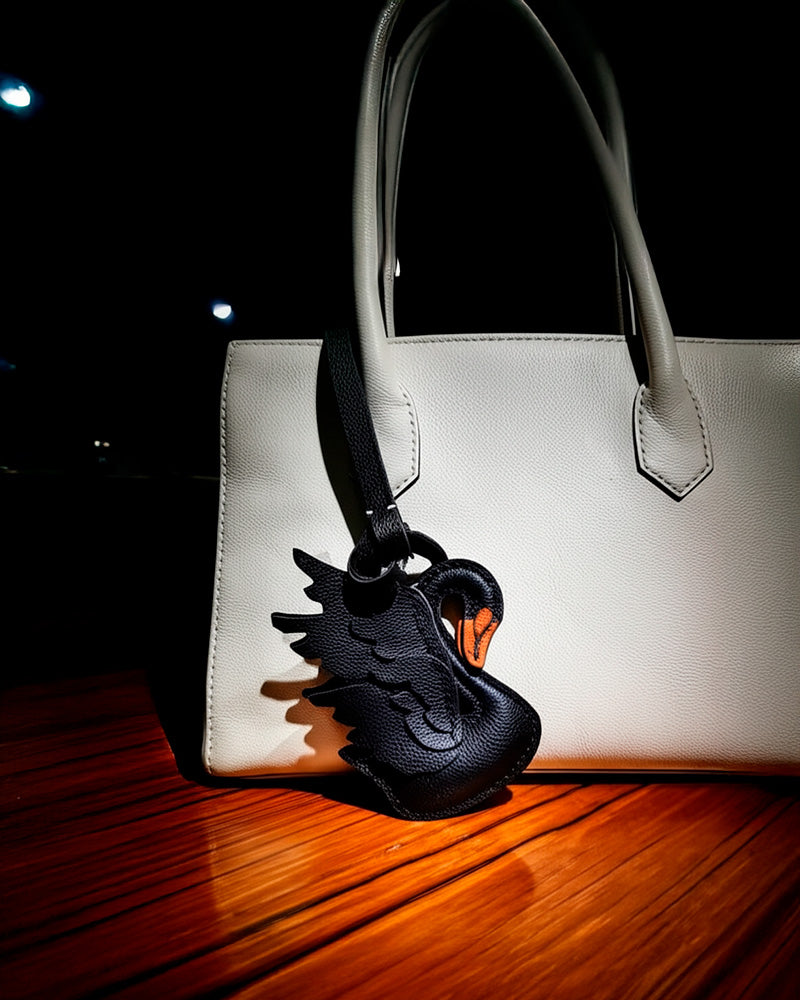 Bag Charm Cisne em detalhe para bolsa - Charmme Brasil