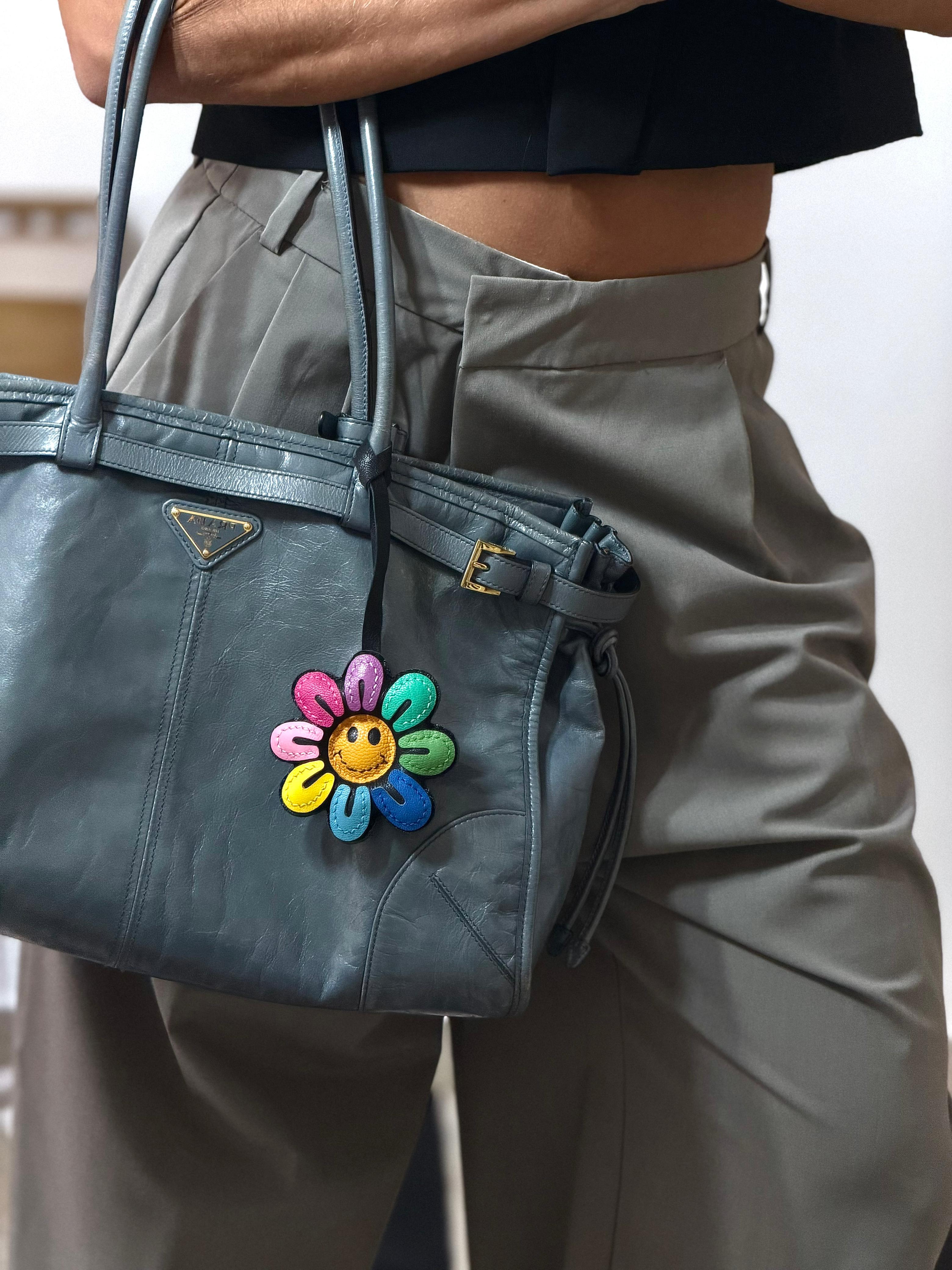 Bag Charm de Girassol colorido preso a uma bolsa