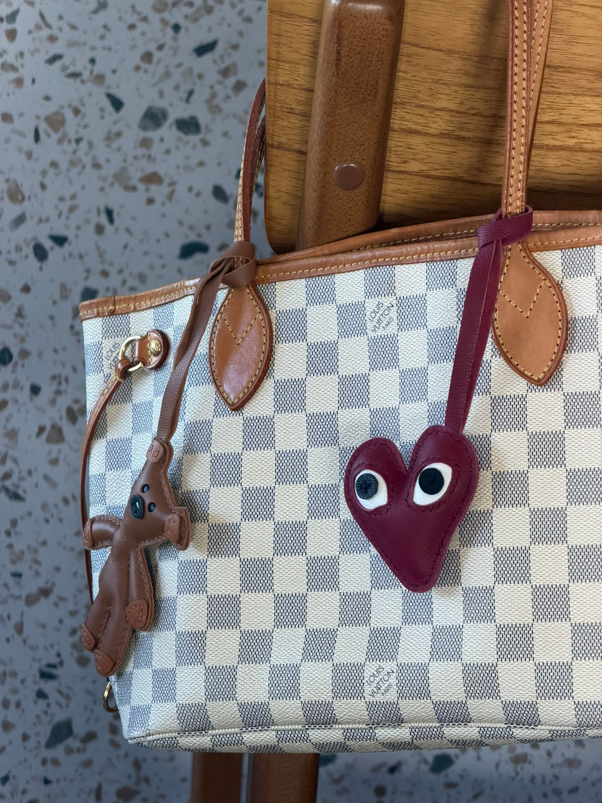 Bag Charm Coração com Olhos vermelho em uso