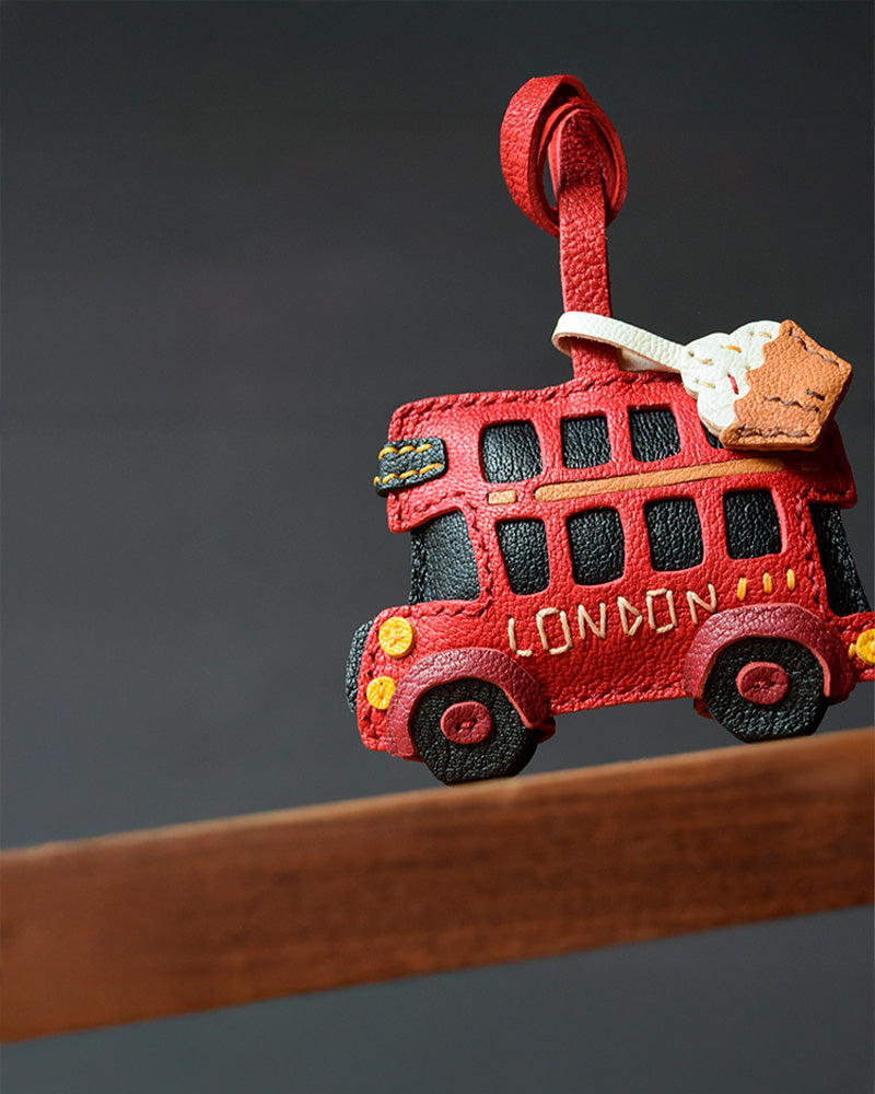 Bag Charm London Bus em detalhe para bolsa - Charmme Brasil