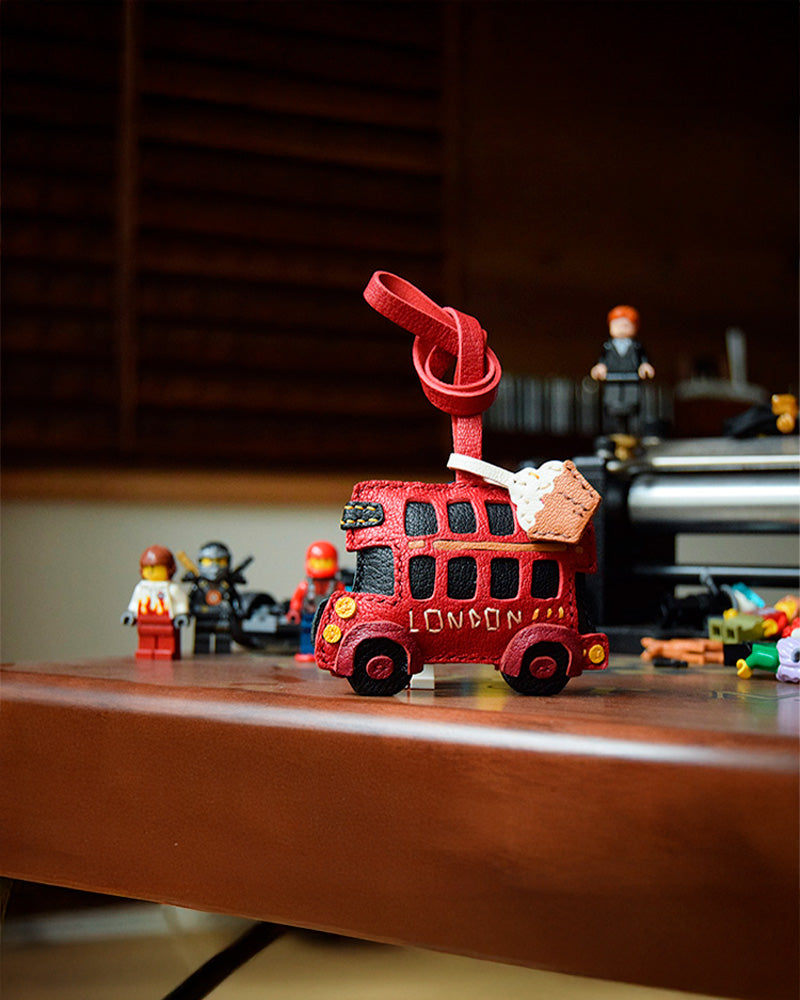 Bag Charm London Bus em detalhe para bolsa - Charmme Brasil