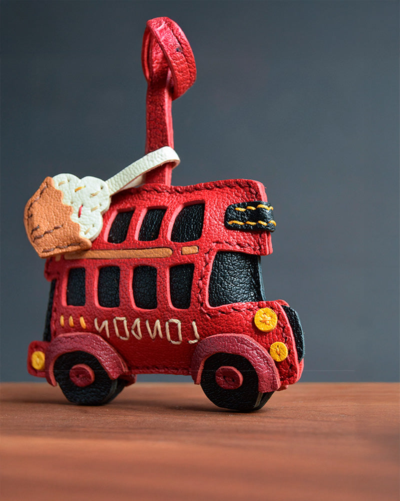 Bag Charm London Bus em detalhe para bolsa - Charmme Brasil
