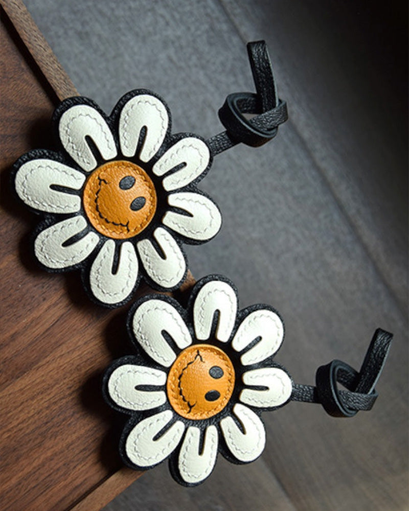 Bag Charm Flor Sorrindo em detalhe para bolsa - Charmme Brasil