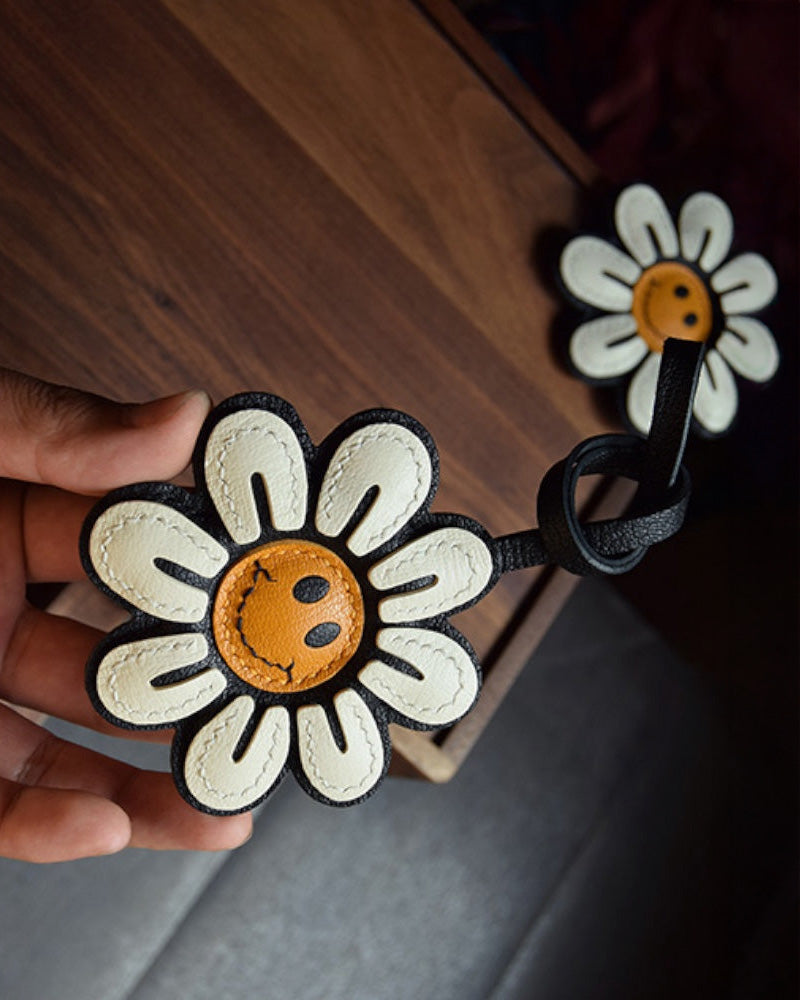 Bag Charm Flor Sorrindo em detalhe para bolsa - Charmme Brasil