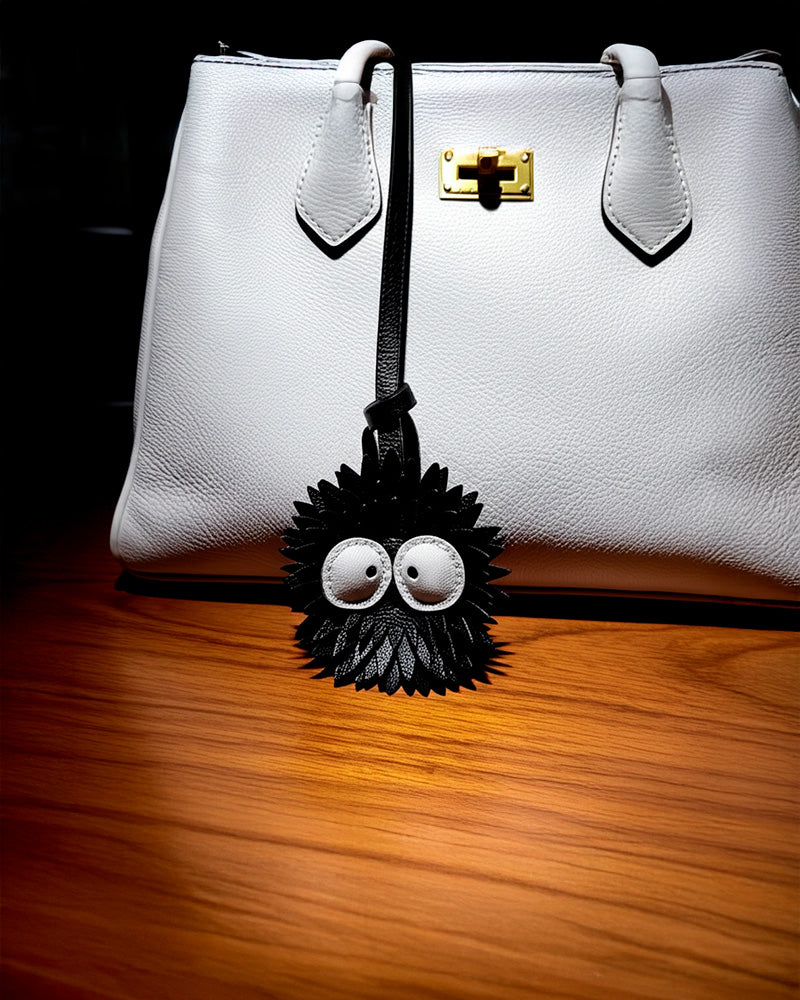 Bag Charm Ouriço de Couro preso a bolsa em close - Charmme Brasil