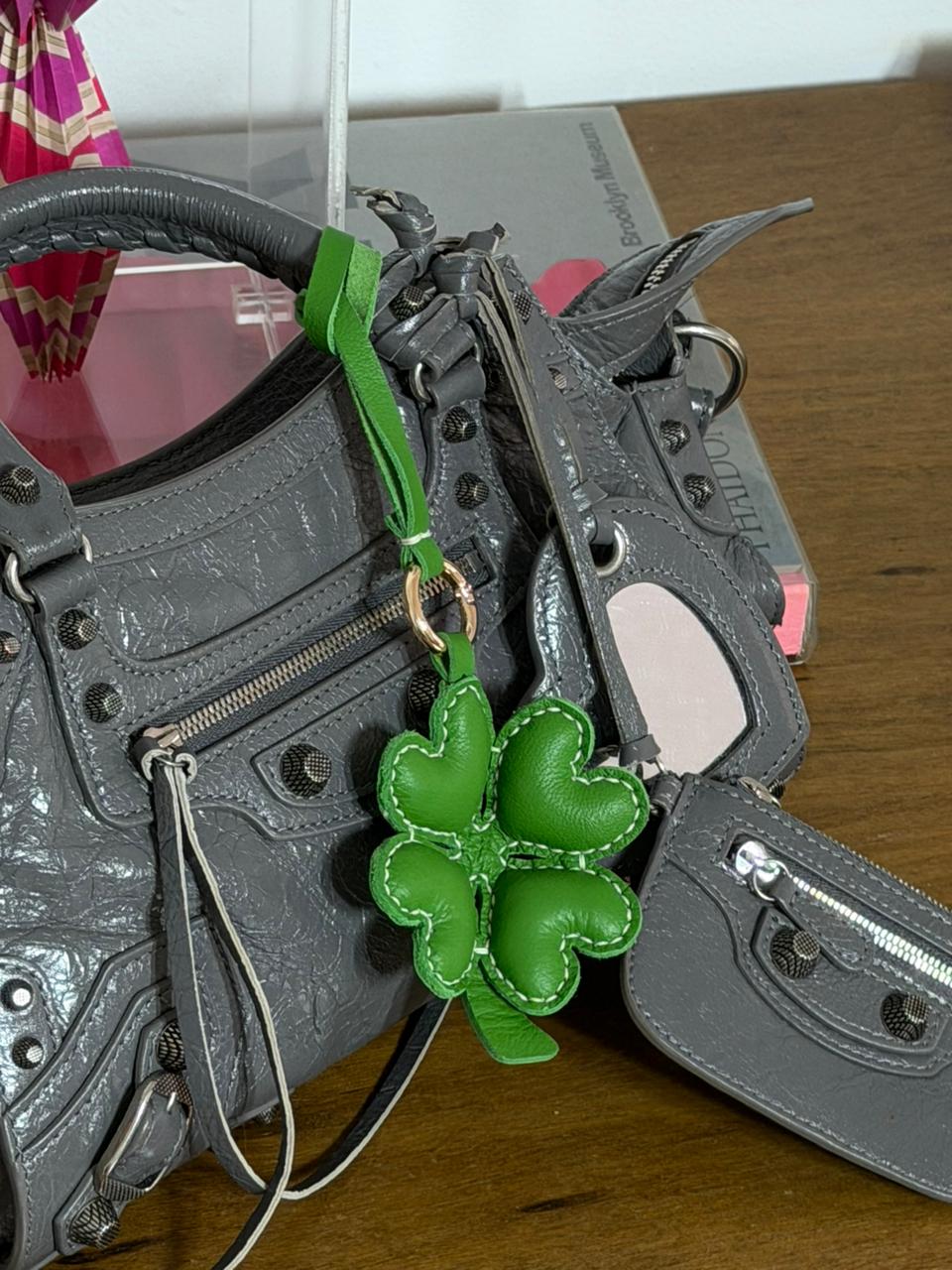 Bag Charm Trevo de 4 Folhas em detalhe para bolsa - Charmme Brasil