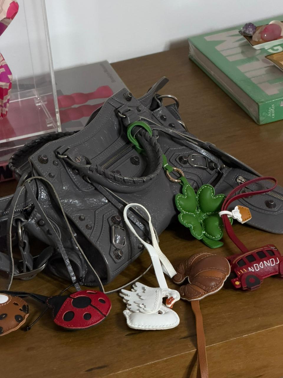 Bag Charm Trevo de 4 Folhas em detalhe para bolsa - Charmme Brasil
