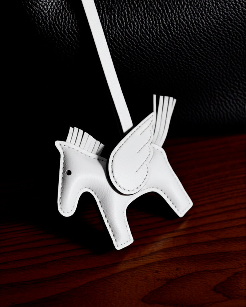 Bag Charm Pegasus branco preso a bolsa em close - Charmme Brasil