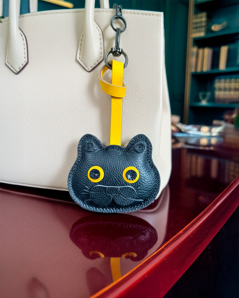 Bag Charm Gato Persa preto preso a bolsa em close - Charmme Brasil