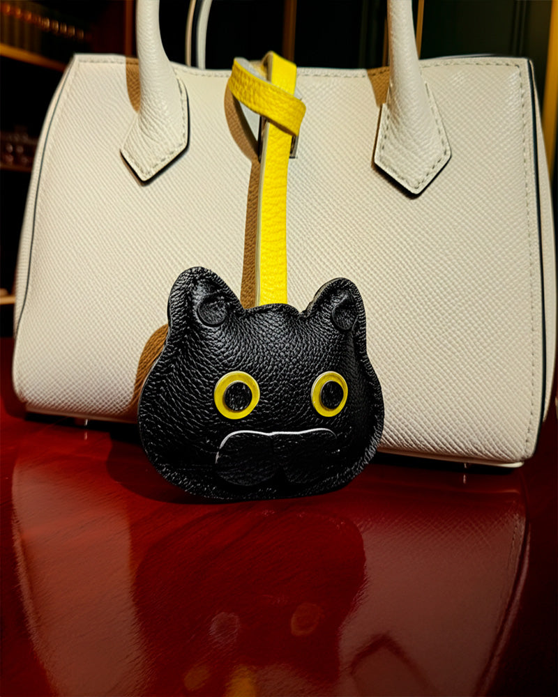 Bag Charm Gato Persa preto preso a bolsa em close - Charmme Brasil