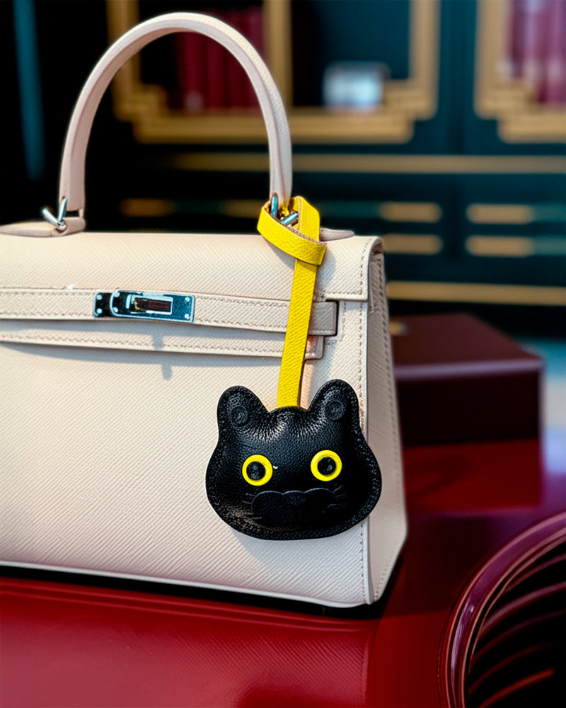 Bag Charm Gato Persa preto preso a bolsa em close - Charmme Brasil