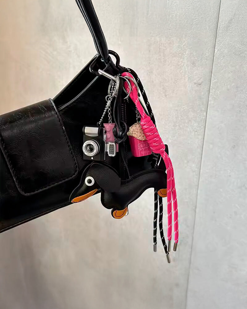 Bag Charm Cachorro Salsicha em detalhe para bolsa - Charmme Brasil