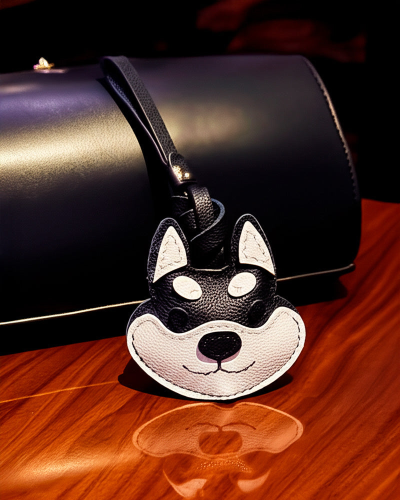 Bag Charm Shiba Inu preso a bolsa em close - Charmme Brasil