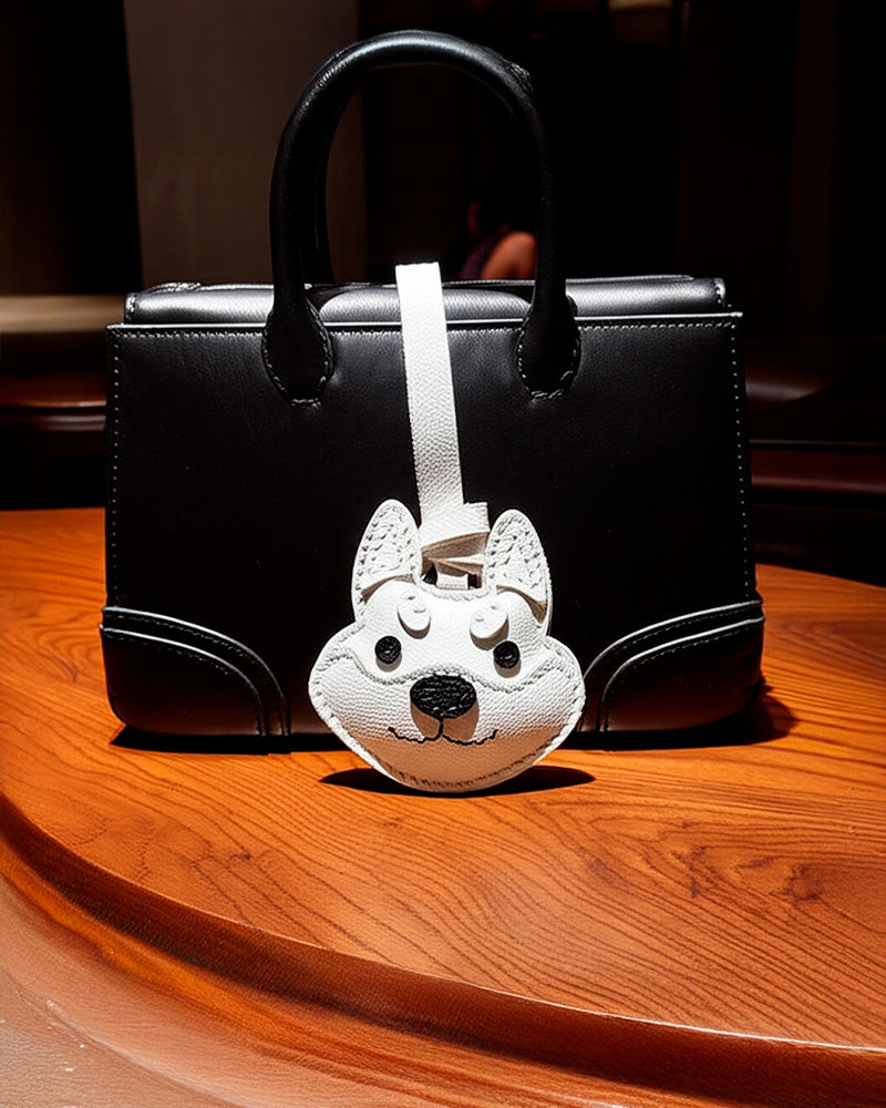 Bag Charm Shiba Inu preso a bolsa em close - Charmme Brasil