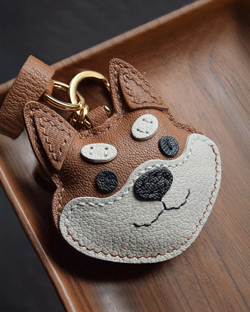 Bag Charm Shiba Inu preso a bolsa em close - Charmme Brasil
