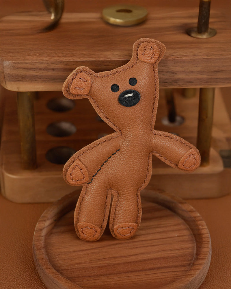 Bag Charm Teddy Mr. Bean em detalhe para bolsa - Charmme Brasil