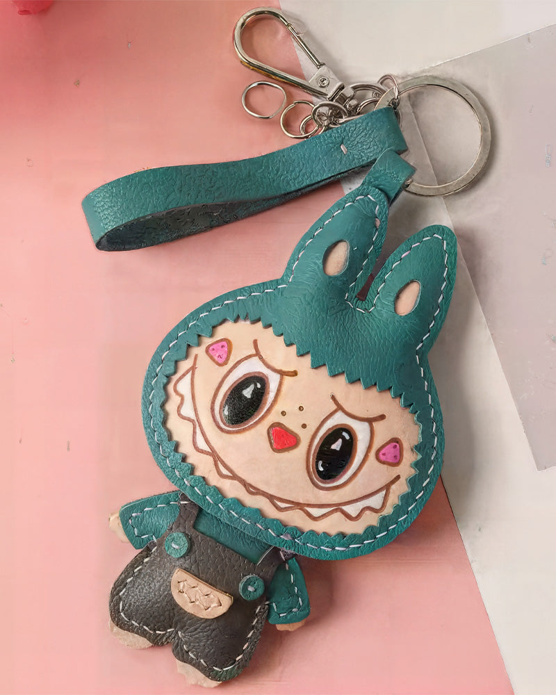 Bag Charm Labubu de Couro em detalhe para bolsa - Charmme Brasil