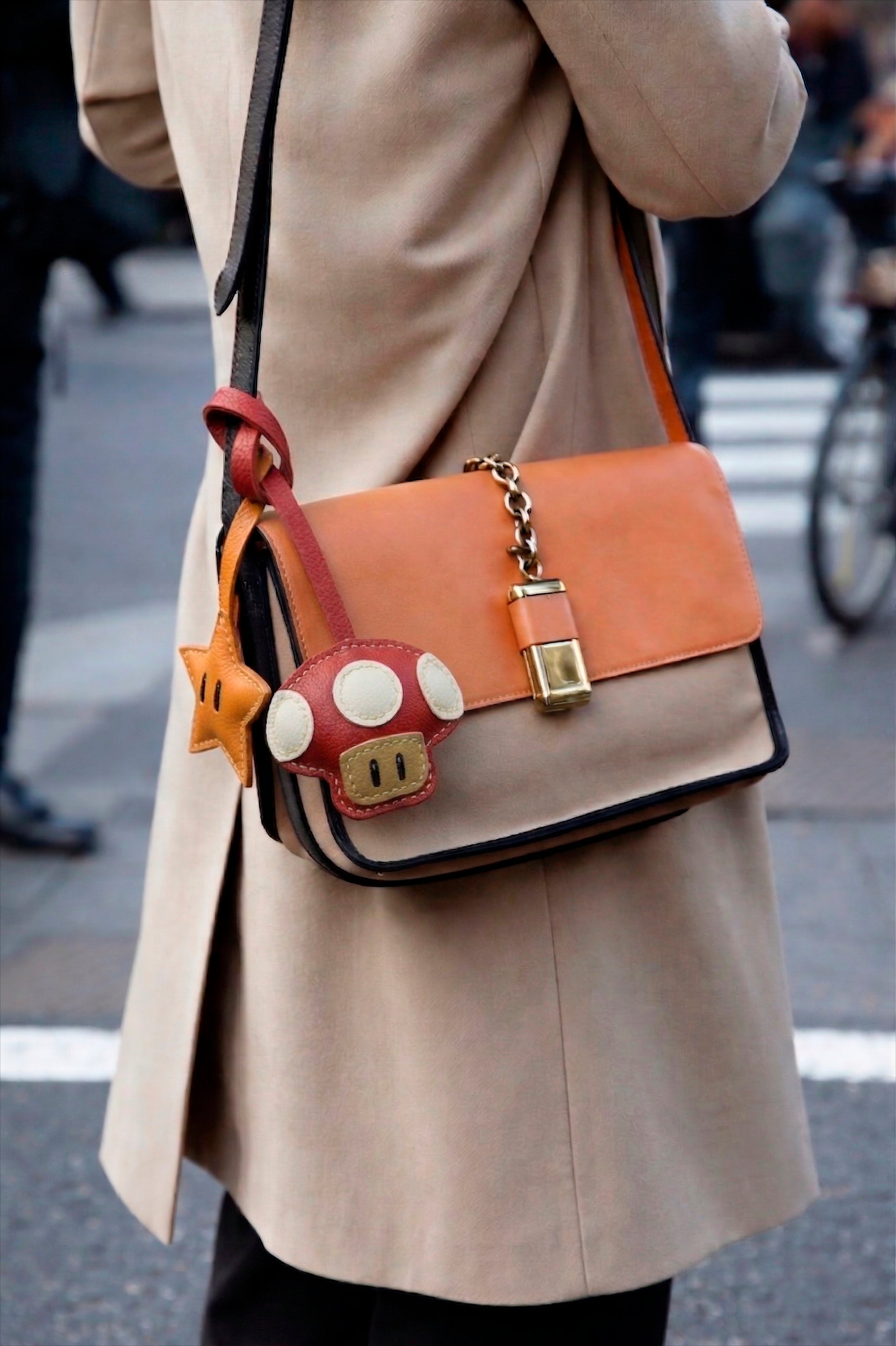 Bag Charm Cogumelo em detalhe para bolsa - Charmme Brasil