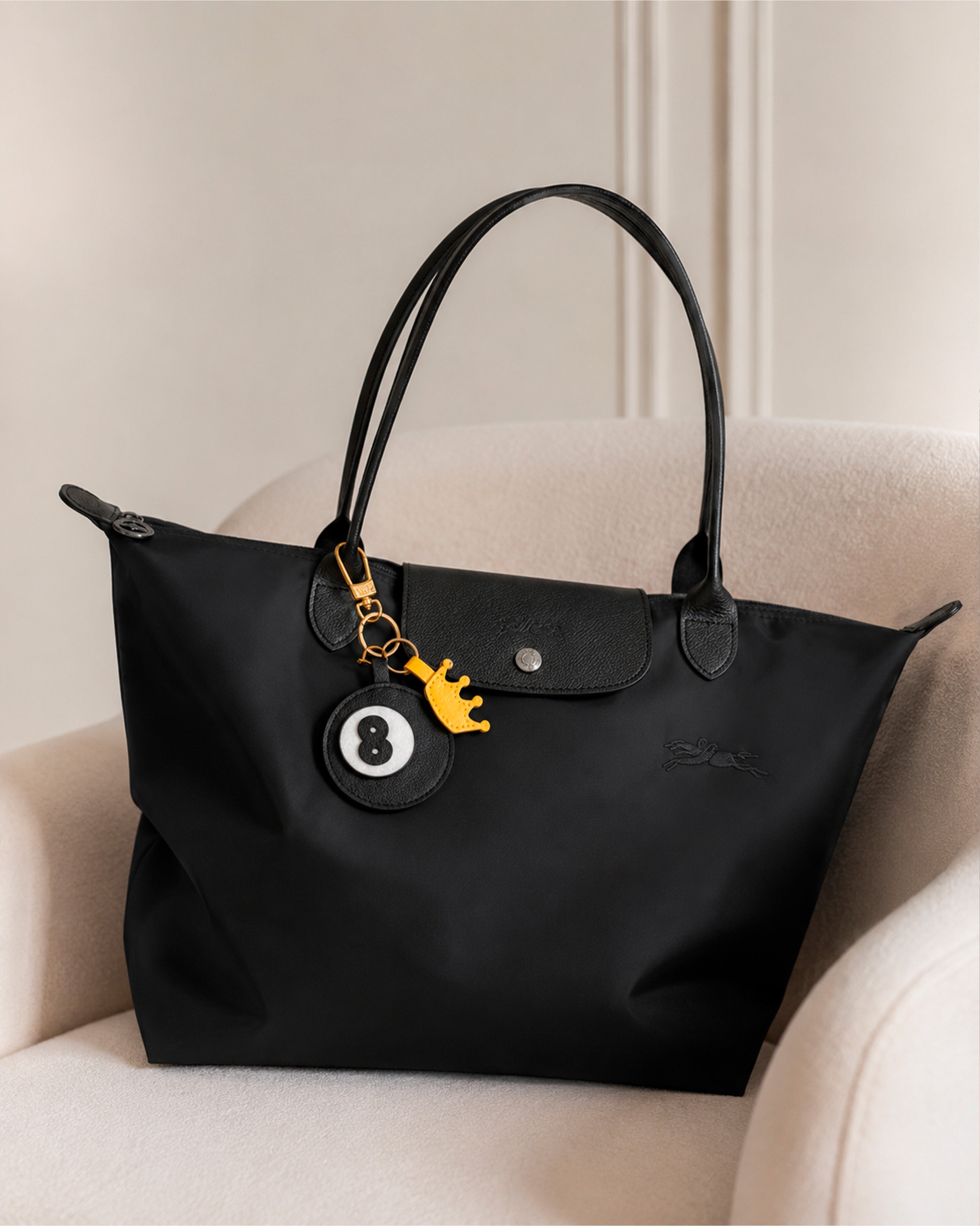 Bag Charm Bola 8 em detalhe para bolsa - Charmme Brasil