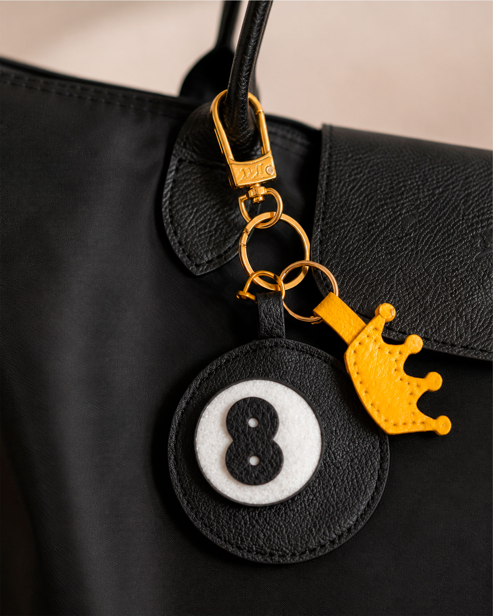 Bag Charm Bola 8 em detalhe para bolsa - Charmme Brasil