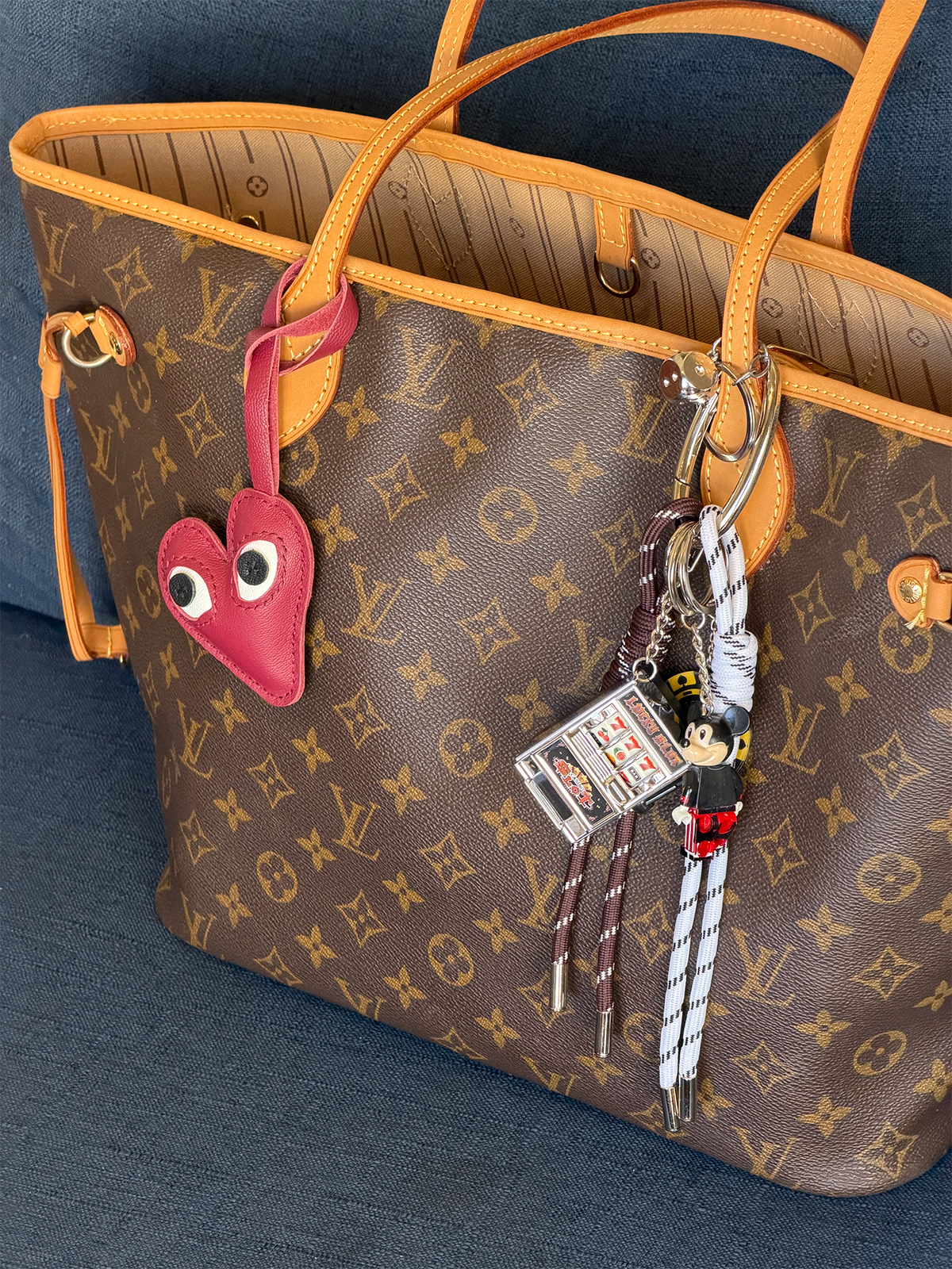 Bag Charm Coração com Olhos vermelho