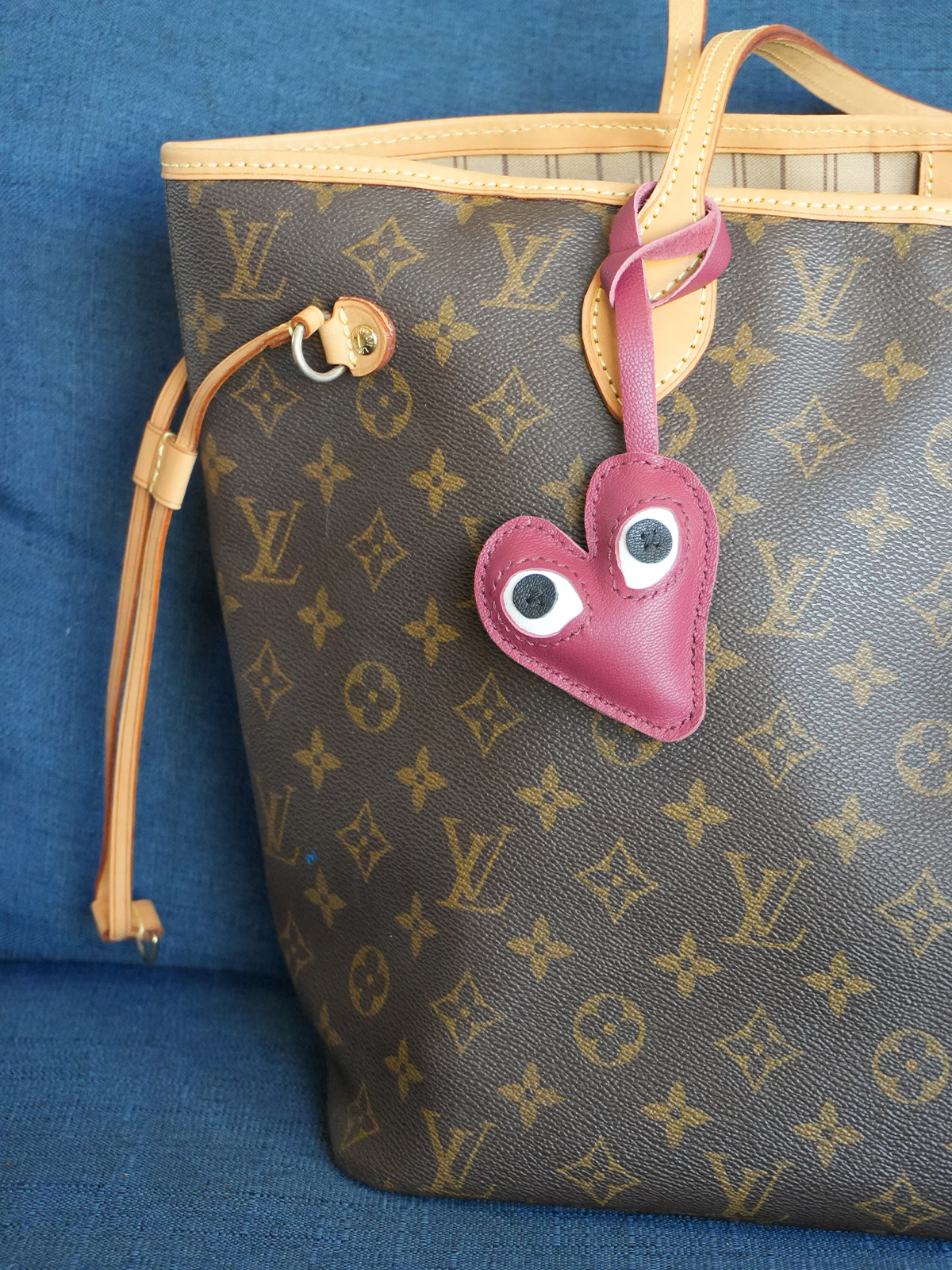 Detalhe do Bag Charm Coração com Olhos vermelho