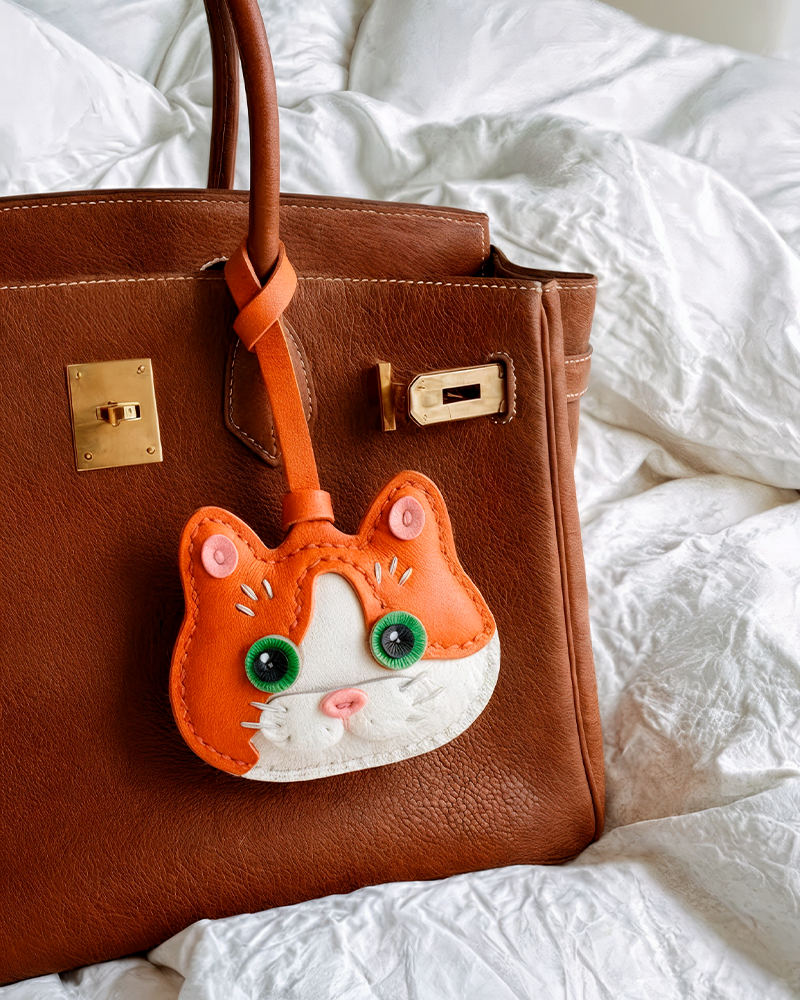 Bag Charm Gato Tuxedo preso a bolsa em close - Charmme Brasil