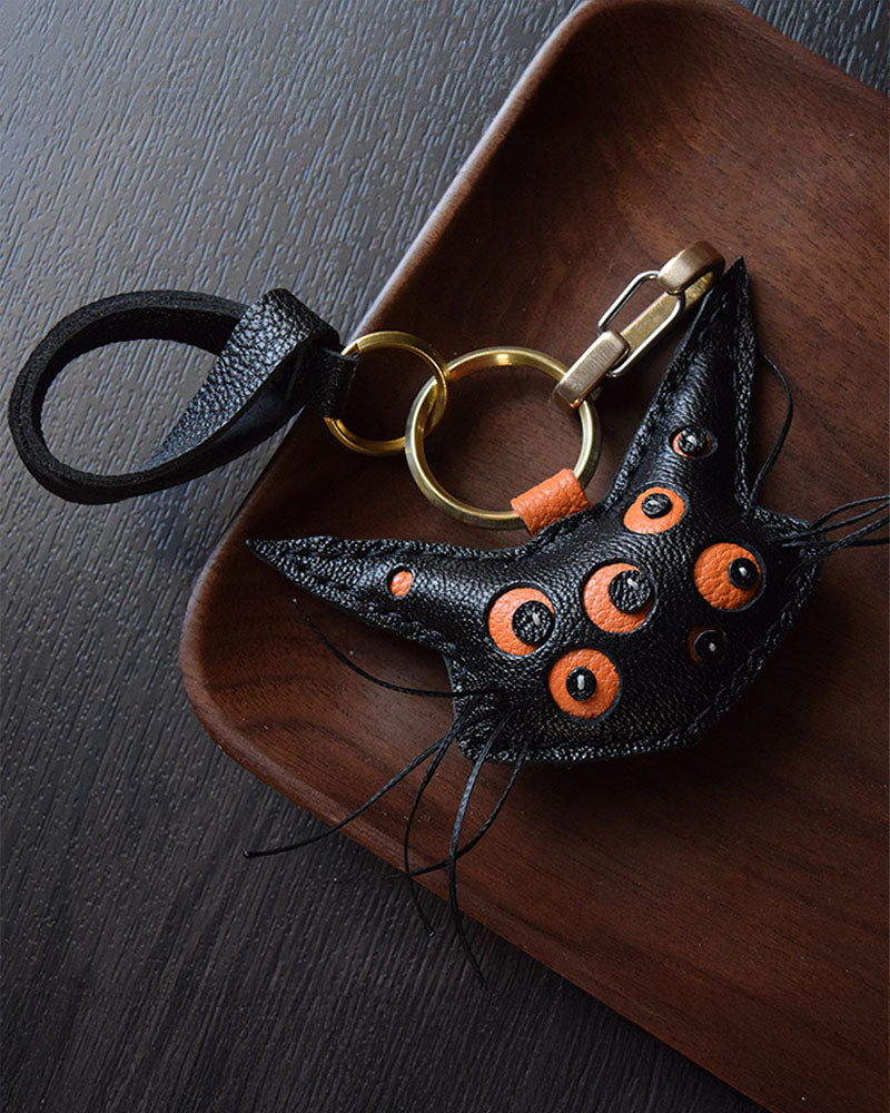 Bag Charm Gato Místico em detalhe para bolsa - Charmme Brasil