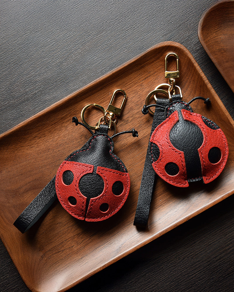 Bag Charm Joaninha em detalhe para bolsa - Charmme Brasil